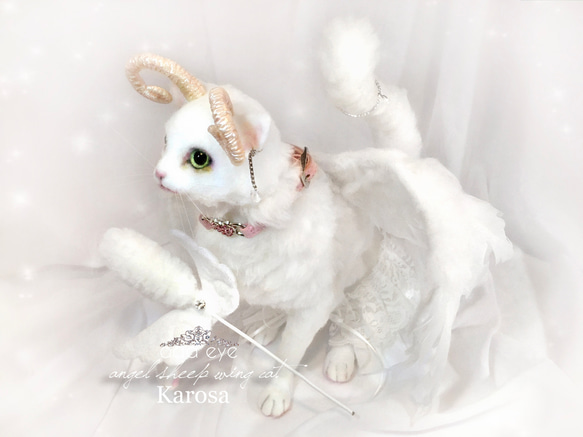 エンジェルシープキャット ホワイトウィングキャット 白猫 首輪 ドレス 羽 ねこじゃらし 羊毛フェルト アートドール 4枚目の画像