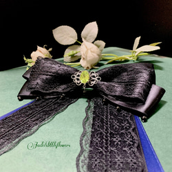 闇夜に光る緑の瞳、妖精王の紫のマントと使い魔のコウモリ (バレッタ) 2枚目の画像
