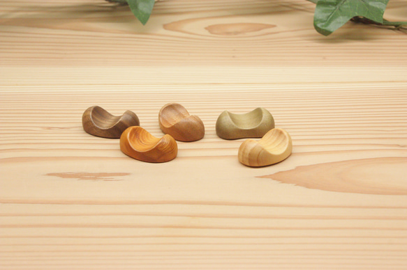 『ワケありな逸品』⑰ 木の箸置き 5個セット　豆形 ミニサイズ 木の種類いろいろ 3枚目の画像