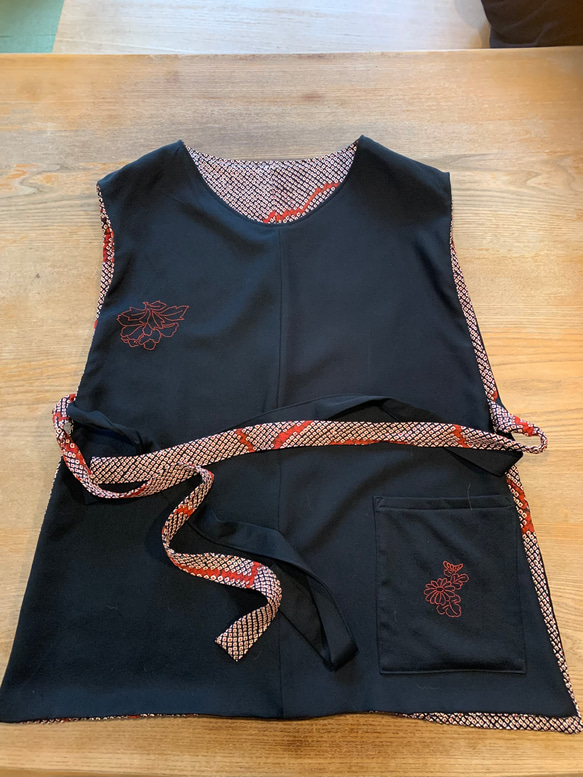 Spring Bargains 黒絵羽織と絞り羽織リバーシブルベスト￥6400→5400⭐️送料無料 1枚目の画像