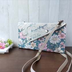 ☆布のお財布ポシェット（ガーデン）☆花柄と英字の三角フラップ