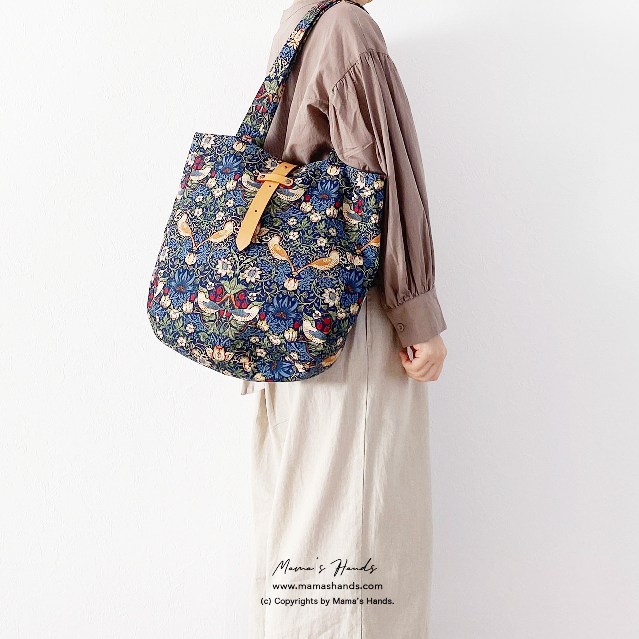 掲載作品⭐️10点売れました⭐ウィリアムモリス いちご泥棒 ブルーネイビー系 花柄 革 (中) 軽い トートバック