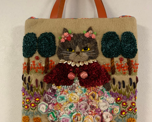 ねこさんとお花畑 羊毛フェルト生地のバッグ ハンドバッグ はなひなこ