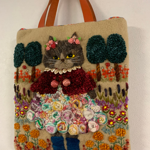 ねこさんとお花畑 羊毛フェルト生地のバッグ ハンドバッグ はなひなこ