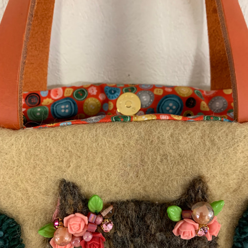 ねこさんとお花畑 羊毛フェルト生地のバッグ ハンドバッグ はなひなこ