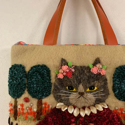 ねこさんとお花畑 羊毛フェルト生地のバッグ ハンドバッグ はなひなこ