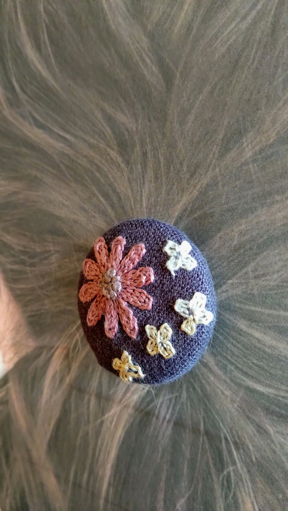 刺繍 ヘアゴム くるみボタン 38mm 花 マーガレット パープル 4枚目の画像