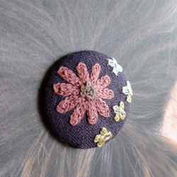 刺繍 ヘアゴム くるみボタン 38mm 花 マーガレット パープル 3枚目の画像
