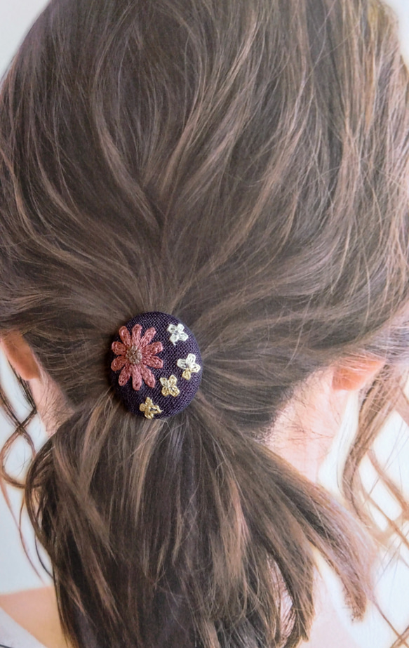 刺繍 ヘアゴム くるみボタン 38mm 花 マーガレット パープル 2枚目の画像