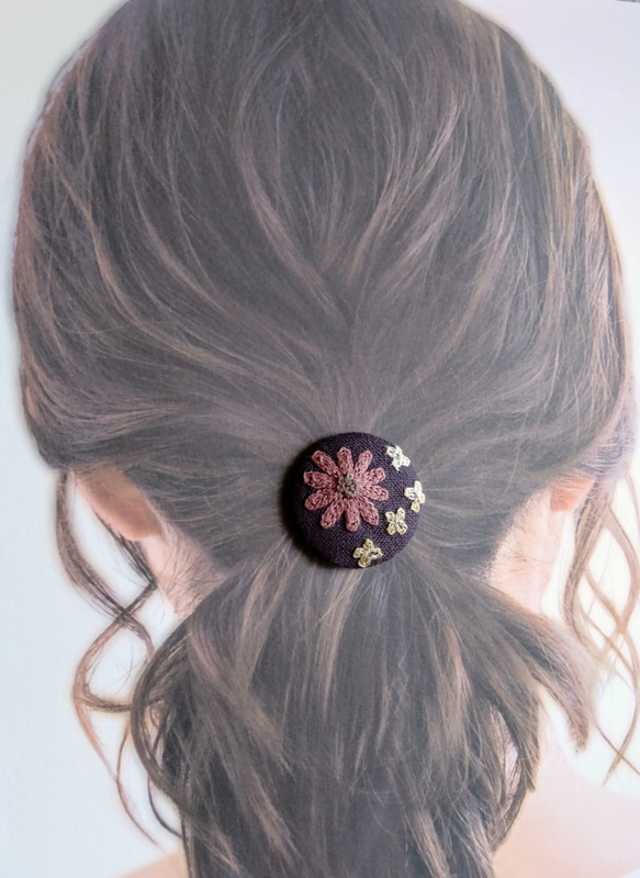 刺繍 ヘアゴム くるみボタン 38mm 花 マーガレット パープル 1枚目の画像