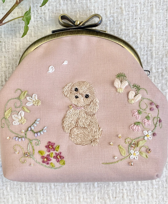 春色新作2024 がま口　ポーチ　ハンドメイド　手刺繍　刺繍　プレゼント　ギフト　木苺 1枚目の画像