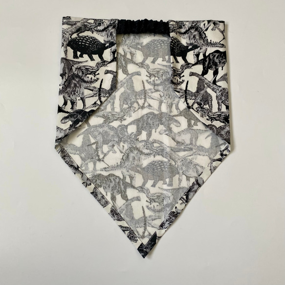 モノクロの恐竜柄☆120〜130こどもエプロン、三角巾、巾着3点セット 7枚目の画像