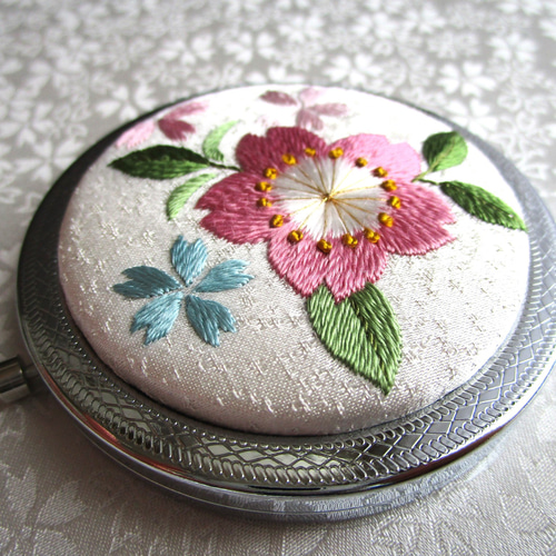 日本刺繍✳桜咲く✳絹のコンパクトミラー 銀枠◇オフホワイト◇刺繍 手