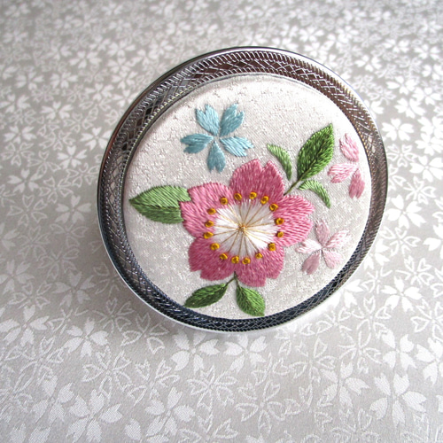 日本刺繍✳桜咲く✳絹のコンパクトミラー 銀枠◇オフホワイト◇刺繍 手