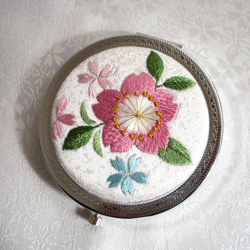 日本刺繍✳桜咲く✳絹のコンパクトミラー 銀枠◇オフホワイト◇刺繍 手