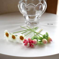 小花で癒されたい♪ マトリカリア ヒペリカム ペッパーベリー  ✿クレイフラワー NO.M1-6R 4枚目の画像