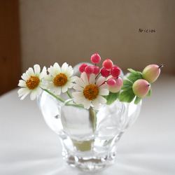 小花で癒されたい♪ マトリカリア ヒペリカム ペッパーベリー  ✿クレイフラワー NO.M1-6R 2枚目の画像