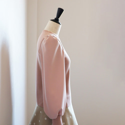【適合春天的儀式】蕾絲領、不同材質的泡泡袖、長袖套頭衫【粉紅米色】 第9張的照片