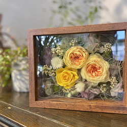 黄色のバラの木製フレーム付き 3bf0a3d54362a97b9b2a700c9e8708