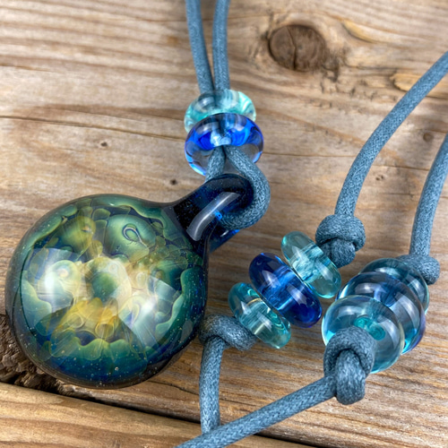 【Miwamiwa】ボロシリケイトガラス ペンダントトップ 虹の花 ボロシリケイトガラスペンダント rf9 - KINOKODAMA