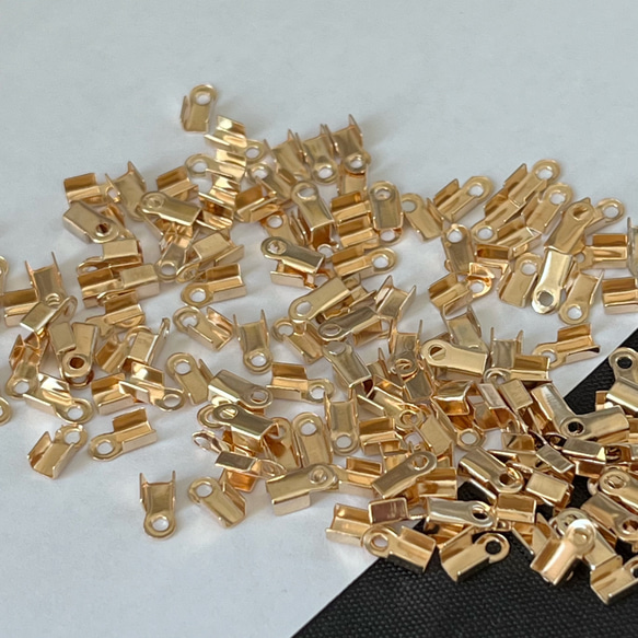 200個　E3-KC  紐留め金具　ゴールド　カシメ　ラメ紐用エンドパーツ　紐どめ 2枚目の画像