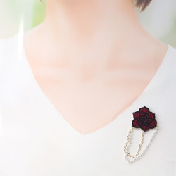 深紅のバラ ブローチ（バラ/ビーズ刺繍/大人レッド） 4枚目の画像