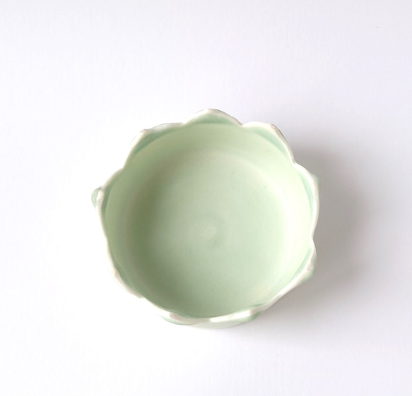 優しい緑がおしゃれなお皿　　淡緑マットたいこ皿　磁器 4枚目の画像