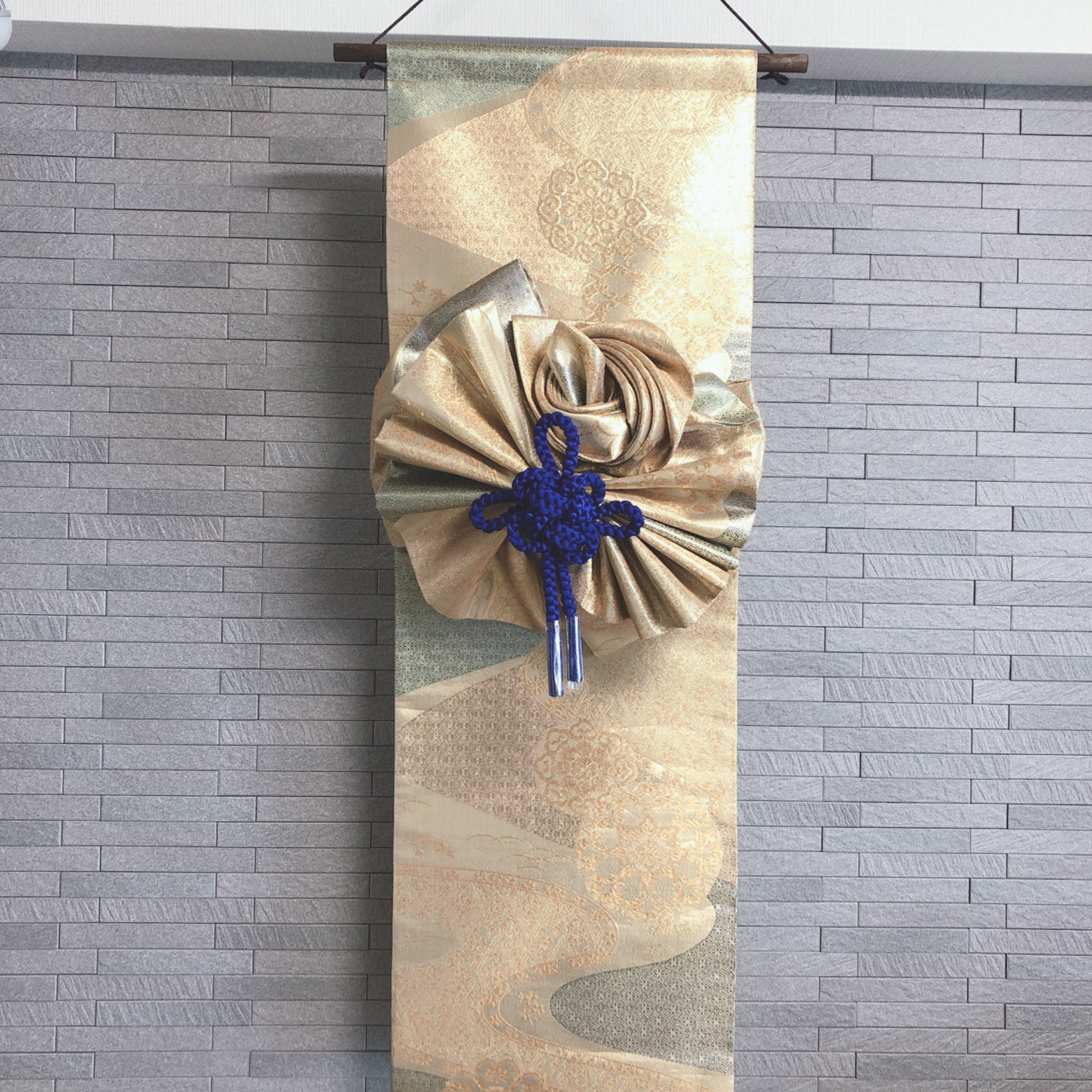 帯をリメイクした飾り結びのあるタペストリー 帯をリメイクした飾り結びのあるタペストリー