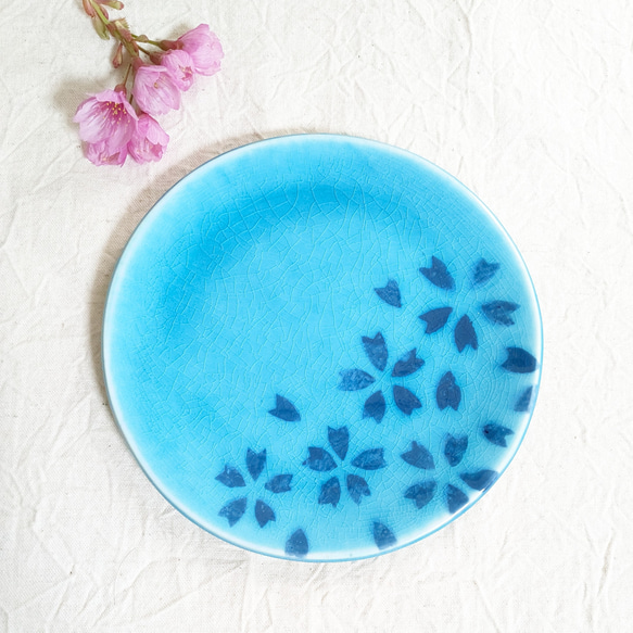 ブルーのさくら舞う柄プレート皿(小) 1枚目の画像