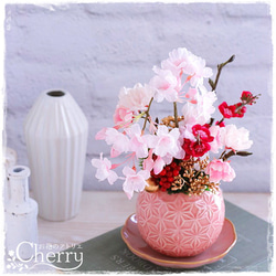【春アレンジ】お家でお花見！！、ピンクの麻の葉模様の花器に小さな枝垂れ桜アレンジ。「Creema限定」 8枚目の画像