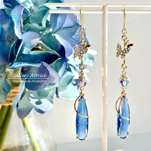 くるくると蝶が舞う ブルーのガラスチャームが美しいピアス