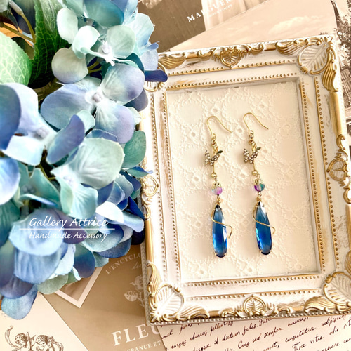 くるくると蝶が舞う ブルーのガラスチャームが美しいピアス