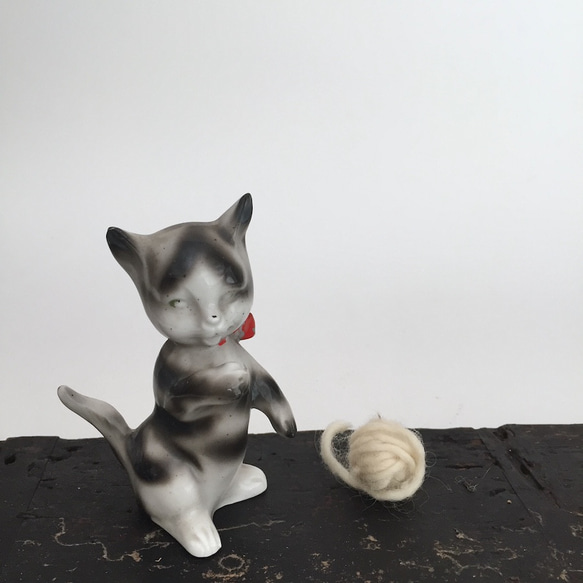 ねこの置きもの cat figure 陶器のねこ　動物　cats イギリスアンティーク　ギフト　プレゼント 1枚目の画像