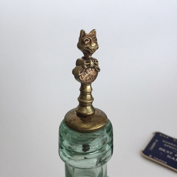 アンティークねこワインストッパー　真鍮のネコ　チェシャ猫イギリスねこ 暮らしの道具 cat figure 5枚目の画像