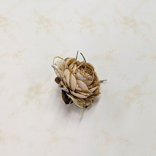 アンティークベージュ色 バラのコサージュ コサージュ 花の庭 second