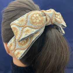 ꕤインド刺繍リボン　ポニーフック　ヘアカフ　ブラック　いちご柄ꕤ ブラック×小花リーフ柄 インド刺繍リボン ポニーフック ヘアカフ