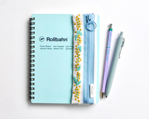 受注生産】メモ帳につける刺繍ペンケース：ミモザ（WH） ポーチ MAKKE