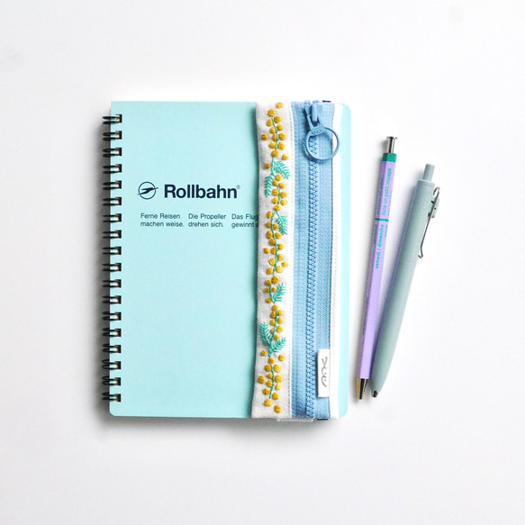 受注生産】メモ帳につける刺繍ペンケース：ミモザ（WH） ポーチ MAKKE