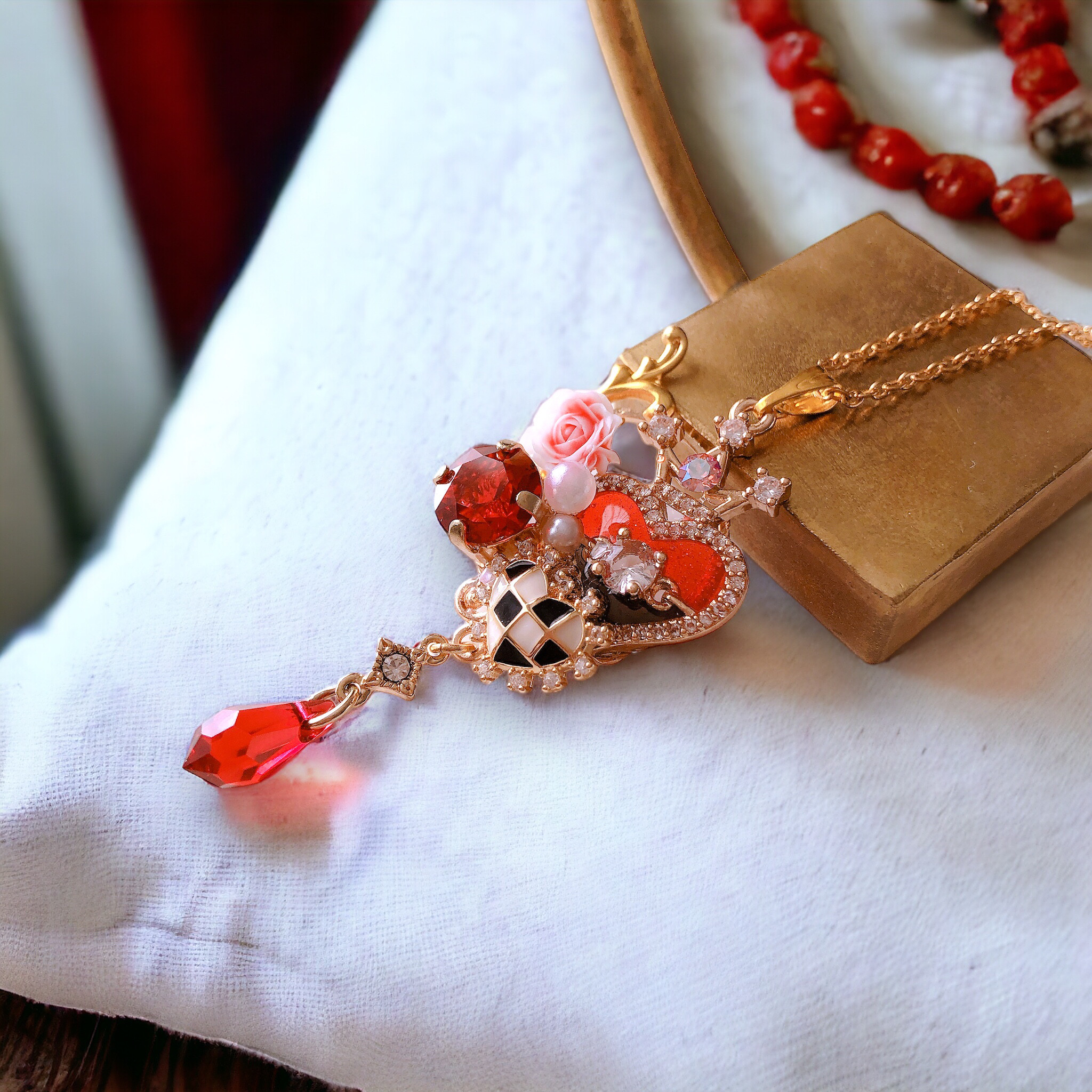 受注制作】鏡の国のアリス☆赤の女王の宝石ネックレス ネックレス  