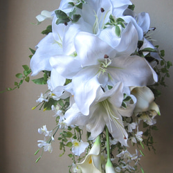 カサブランカのキャスケードブーケ♪ブートニア付き♪生花みたいに綺麗な造花です♪高品質なのに安い0679 2枚目の画像
