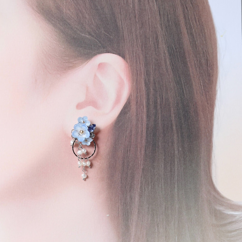 ネモフィラ(水色)と淡水パールのピアス／イヤリング フォーマル 