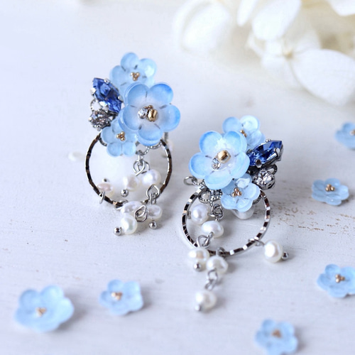 ネモフィラ(水色)と淡水パールのピアス／イヤリング フォーマル