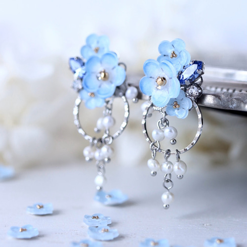 ネモフィラbijou*輪っかのピアス／イヤリング (青、花、ギフト