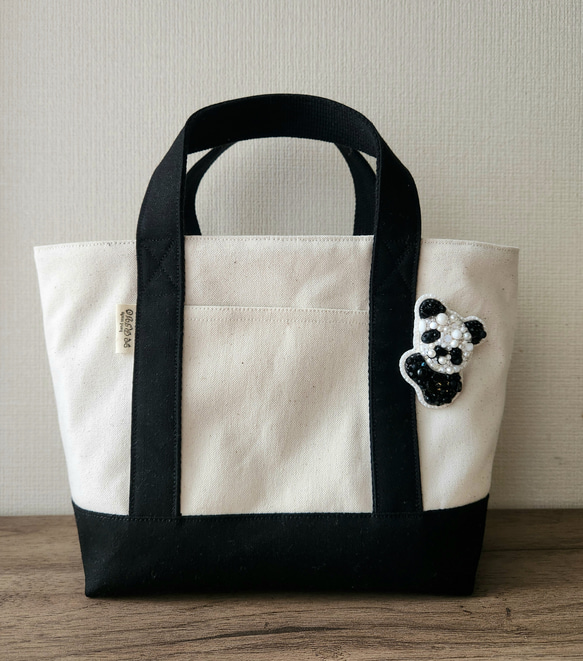 つかまりパンダさんのブローチ付き帆布のミニトートバッグ   【送料無料】 1枚目の画像