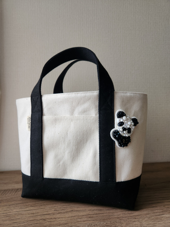 つかまりパンダさんのブローチ付き帆布のミニトートバッグ   【送料無料】 2枚目の画像