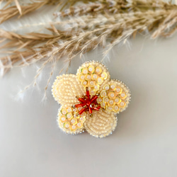梅の花　ビーズ刺繍ブローチ 1枚目の画像