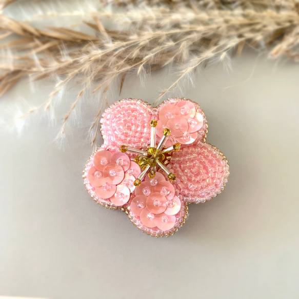 梅の花　ビーズ刺繍ブローチ 1枚目の画像