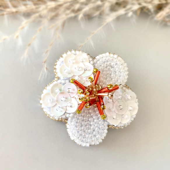 梅の花　ビーズ刺繍ブローチ 1枚目の画像