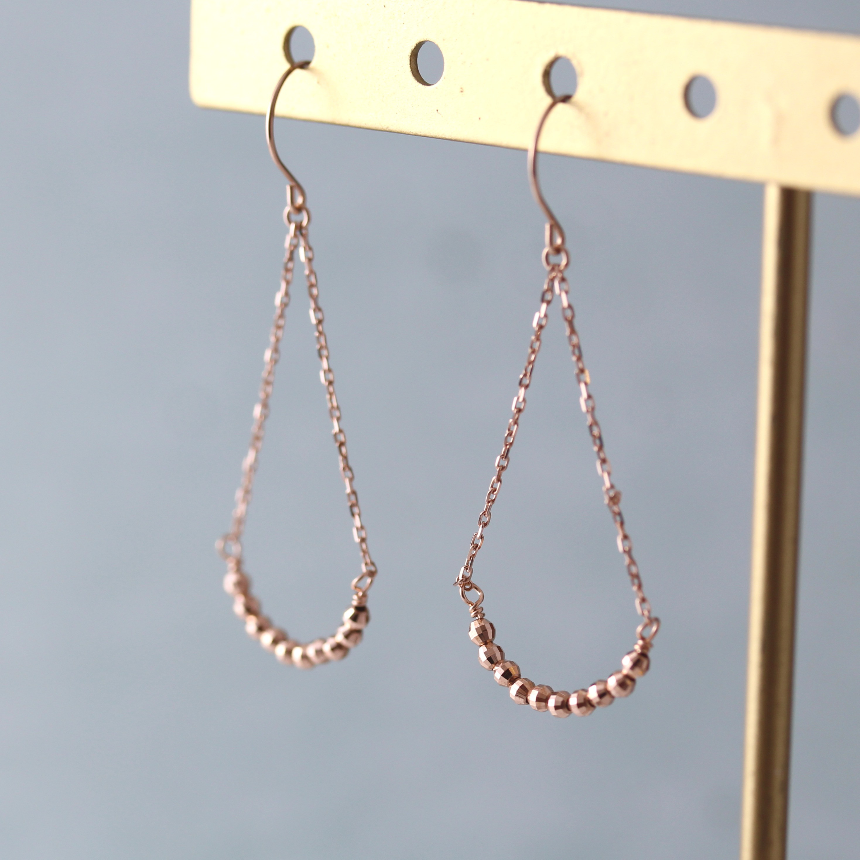 冬のおしゃれに♡K10 揺れるウェーブピアス つけっぱなし　華奢　ピンクゴールド✨スキンジュエリー　金アレ〈9〉