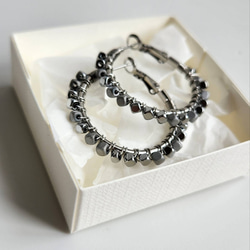 otona hoop 〇゜フープピアス / M / cube glass beads / silver 2枚目の画像